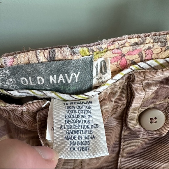 Women’s Old Navy Camouflage Cargo Pants wide leg Distressed 10R - Picture 10 of 16